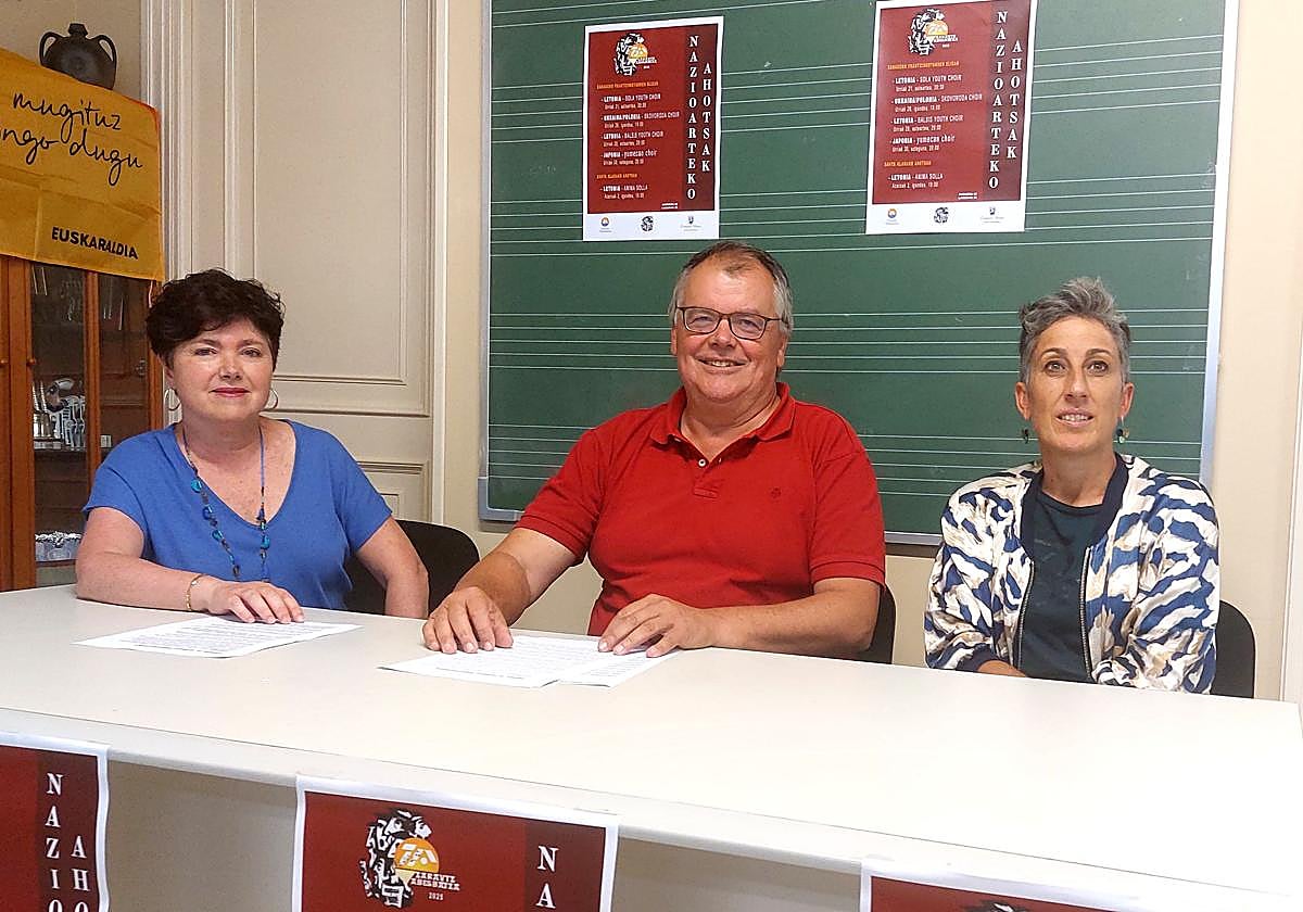 Begoña Ajuria, Juanan Urdangarin eta Irune Urbieta edizio berriaren aurkezpenean.
