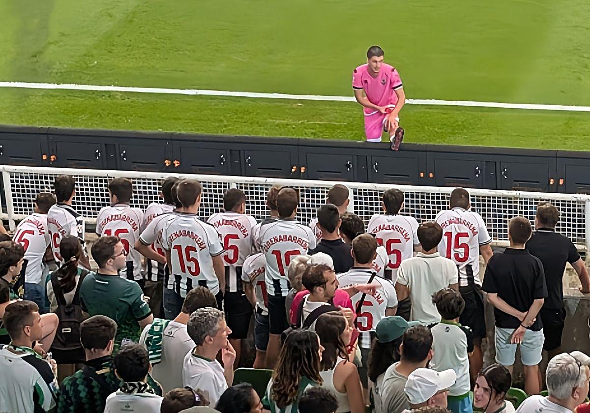 La cuadrilla de Beñat Gerenabarrena arropa a su amigo durante el partido contra el Racing de Santander en El Sardinero.