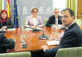 El consejero Martínez y la ministra García, durante una reunión.