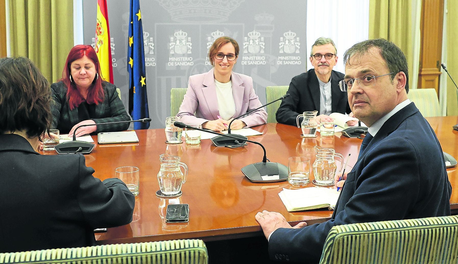 El consejero Martínez y la ministra García, durante una reunión.