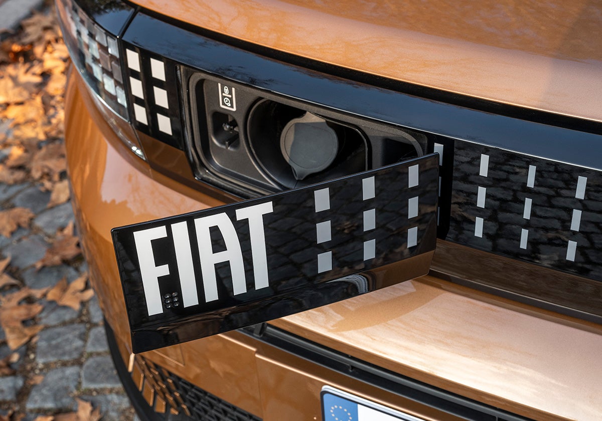 El Fiat Grande Panda cuenta con una fuerte personalidad y soluciones sorprendentes en un tamaño compacto -3,99 metros de largo- como, por ejemplo, los 412 litros de capacidad del maletero.
