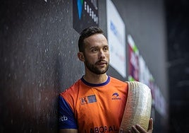 Imanol López, en el frontón de Gernika.