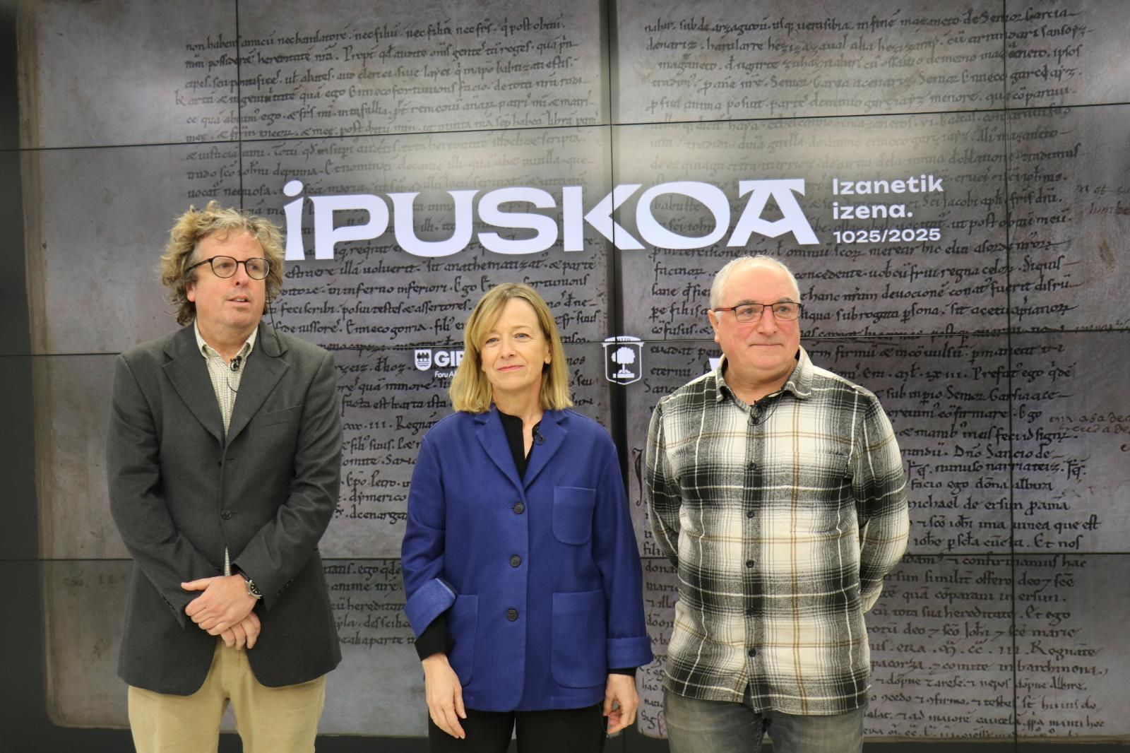 Xabier Ezeizabarrena, Eider Mendoza y Xabier Olano, en la presentación del hallazgo en la Diputación.