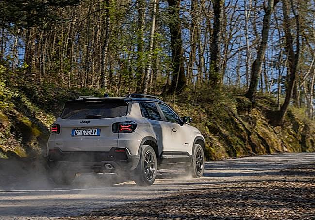 Como su diseño, de cierta agresividad y con tintes de todoterreno, señalan, el Avenger está preparado para circular fuera de carretera con gran soltura y seguridad.