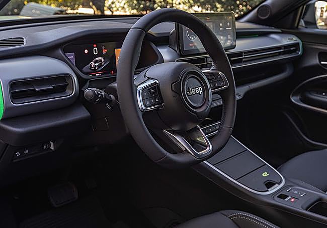 El diseño interior del Jeep Avenger es sobrio, pero destaca por la tecnología y el espacio disponible. En primer lugar, hay que subrayar la presencia de un cuadro de instrumentos totalmente digital que puede tener 7 o 10,25 pulgadas, y un sistema multimedia UConnect con pantalla táctil de 10 pulgadas.