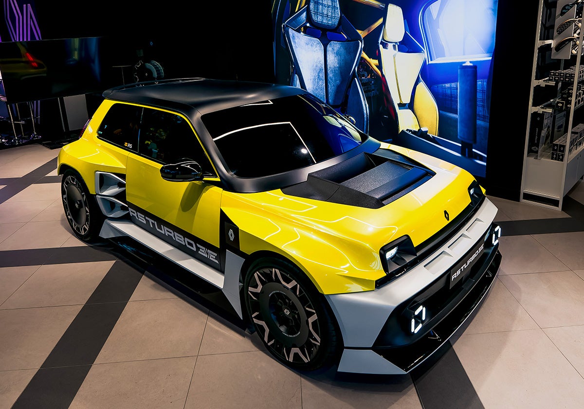 La versión «de carreras» del Renault 5, que llegará en 2027, pero ya se puede reservar, ofrece unas prestaciones de vértigo. Extremadamente ancho (2,03 m), con 1,38 metros de alto y 4,08 metros de largo, pesa 1.450 kg y tiene un motor de 540 CV de potencia.