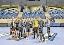 Los jugadores del Irudek Bidasoa Irun atienden las indicaciones de Mozas en Rumanía