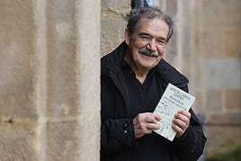 Xabier Olano, en diciembre de 2023 en la presentación del libro traducido al euskera 'Bortxaketa. Amodiozko istori bat', de Joyce Carol Oates.