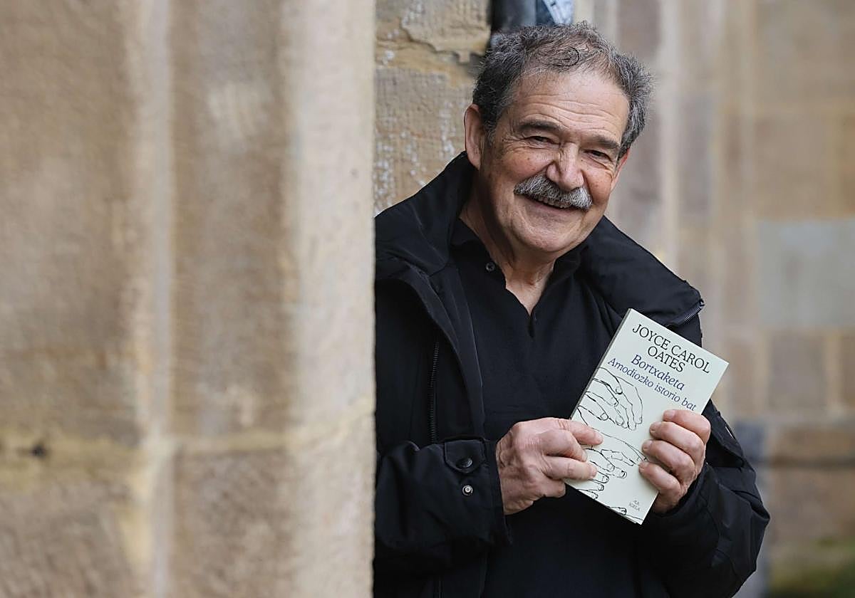 Xabier Olano, en diciembre de 2023 en la presentación del libro traducido al euskera 'Bortxaketa. Amodiozko istori bat', de Joyce Carol Oates.