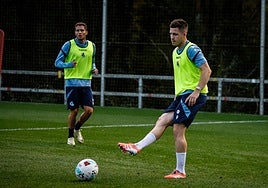 Zubeldia da un pase en un entrenamiento en Zubieta.