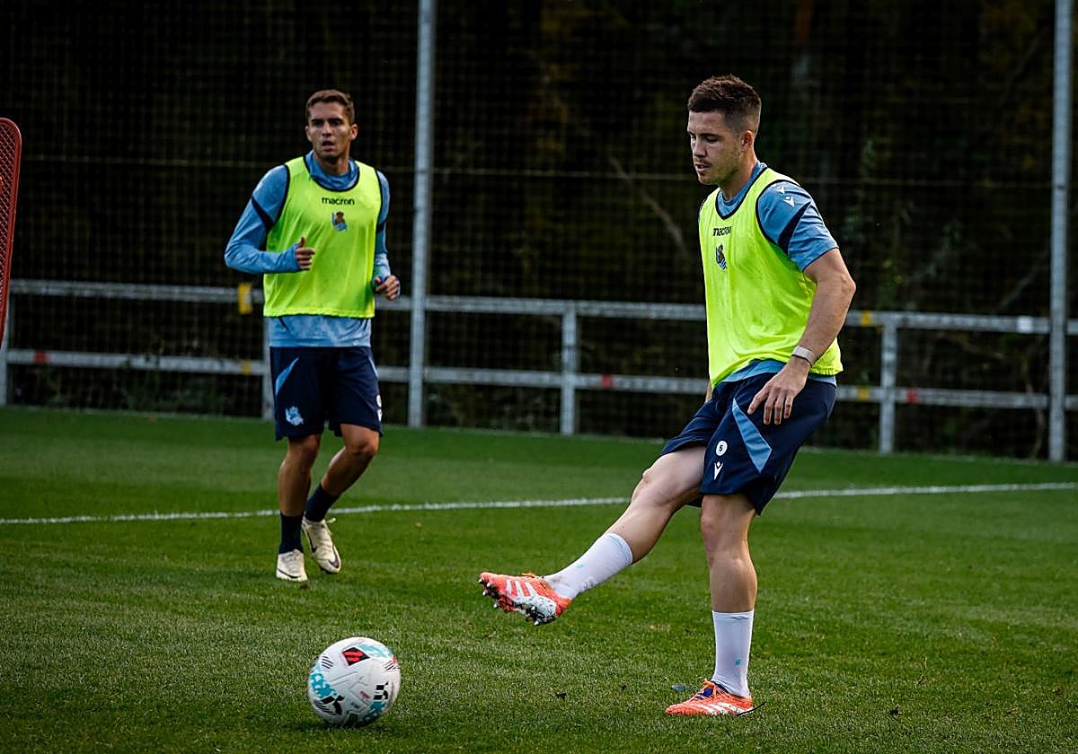 Zubeldia da un pase en un entrenamiento en Zubieta.