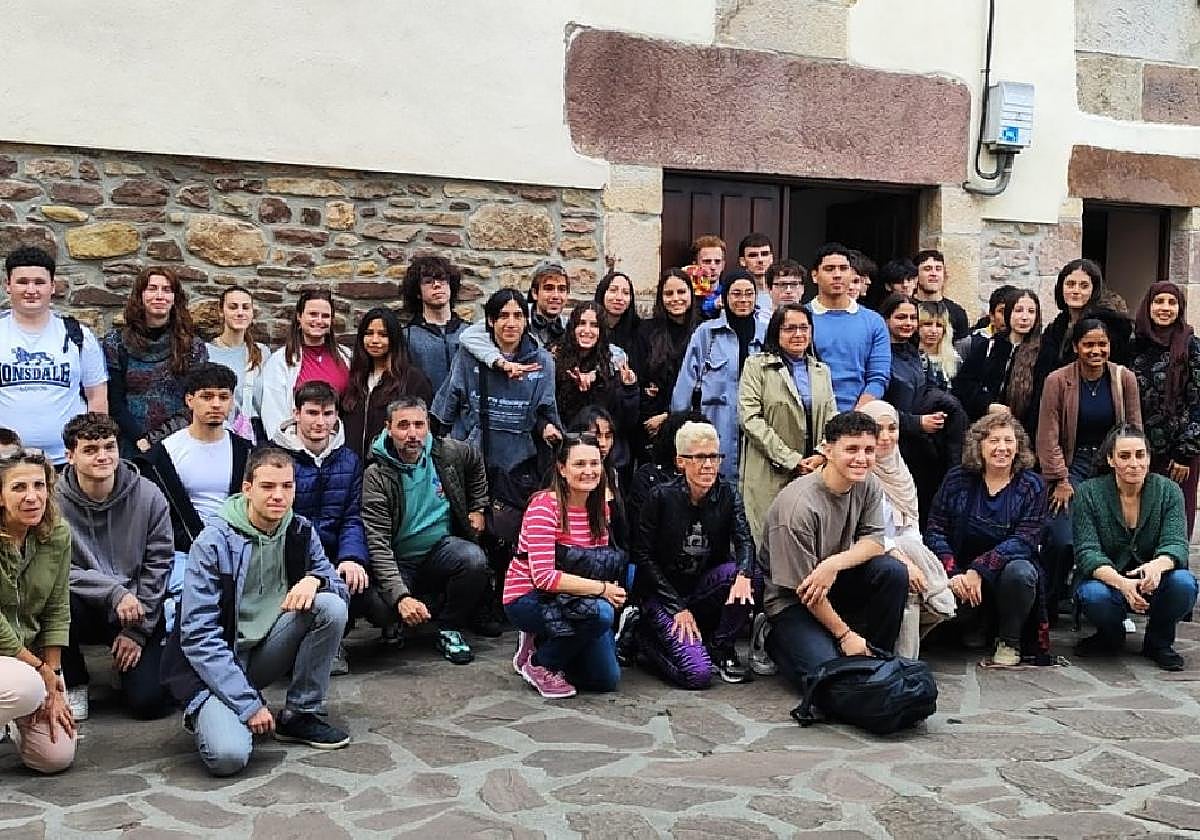 Estudiantes en la exposición sobre la elaboración de papel con helecho.
