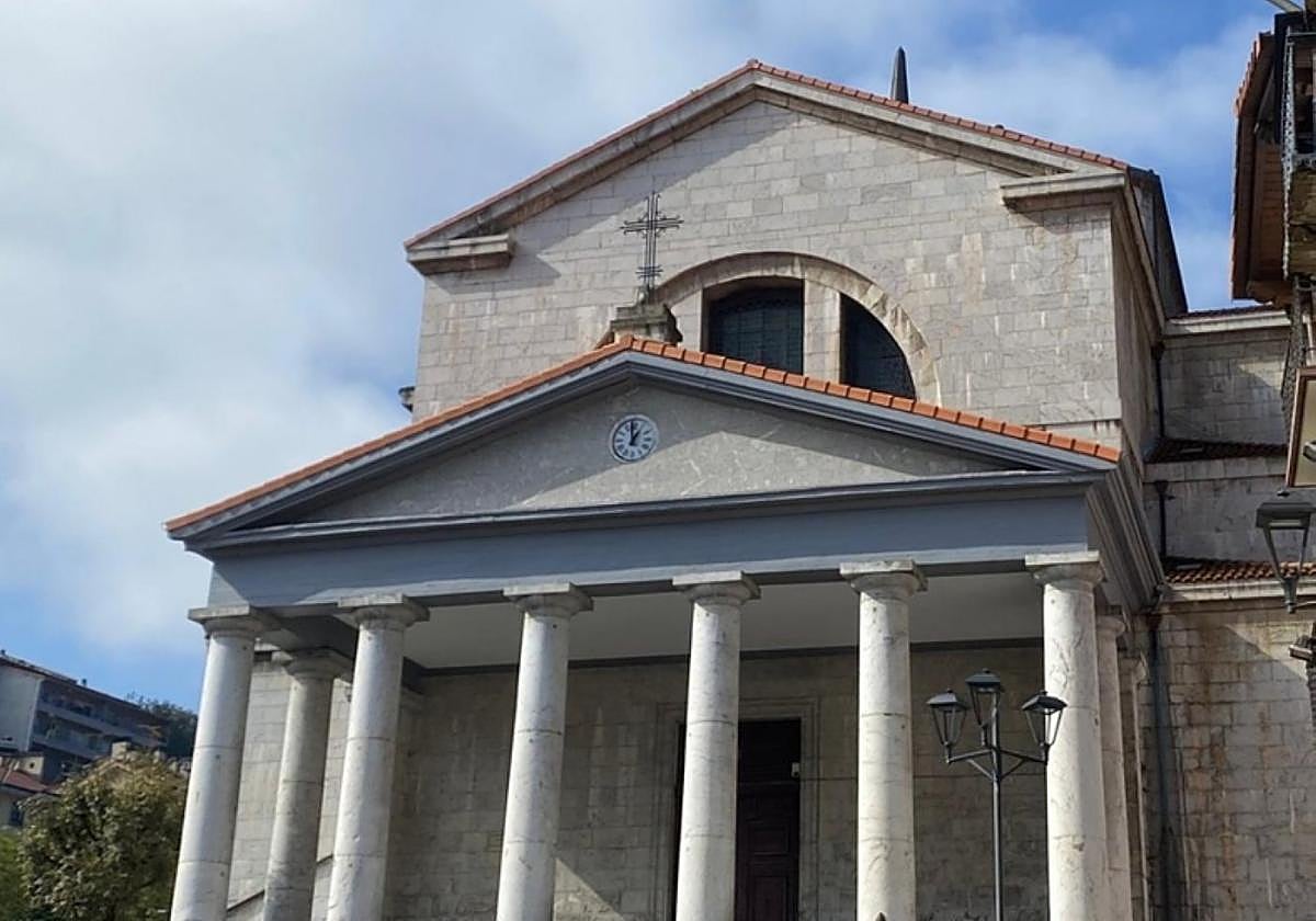 Fachada principal de la iglesia parroquial.