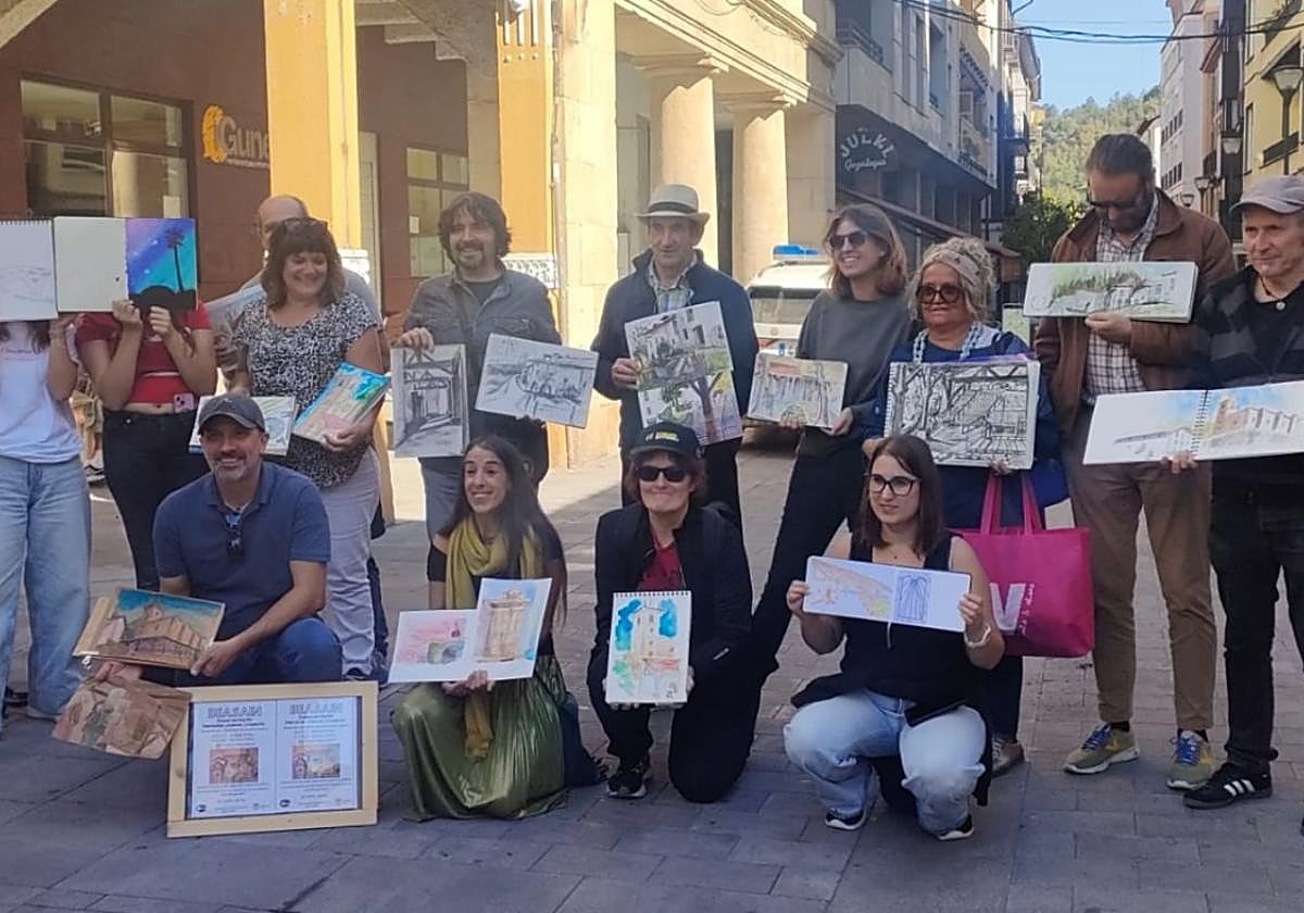 Los premiados en la tercera edición de la jornada 'Beasain Marrazkitan', tras la celebración del evento, bajo la plaza.