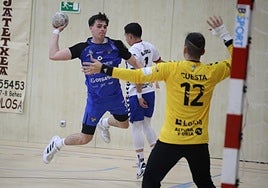 Julen García arma el tiro en un partido de esta campaña.