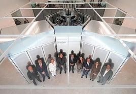 El lehendakari, Imanol Pradales, y el vicepresidente de IBM Quantum, Jay Gambetta, y autoridades, junto al IBM Quantum System Two.