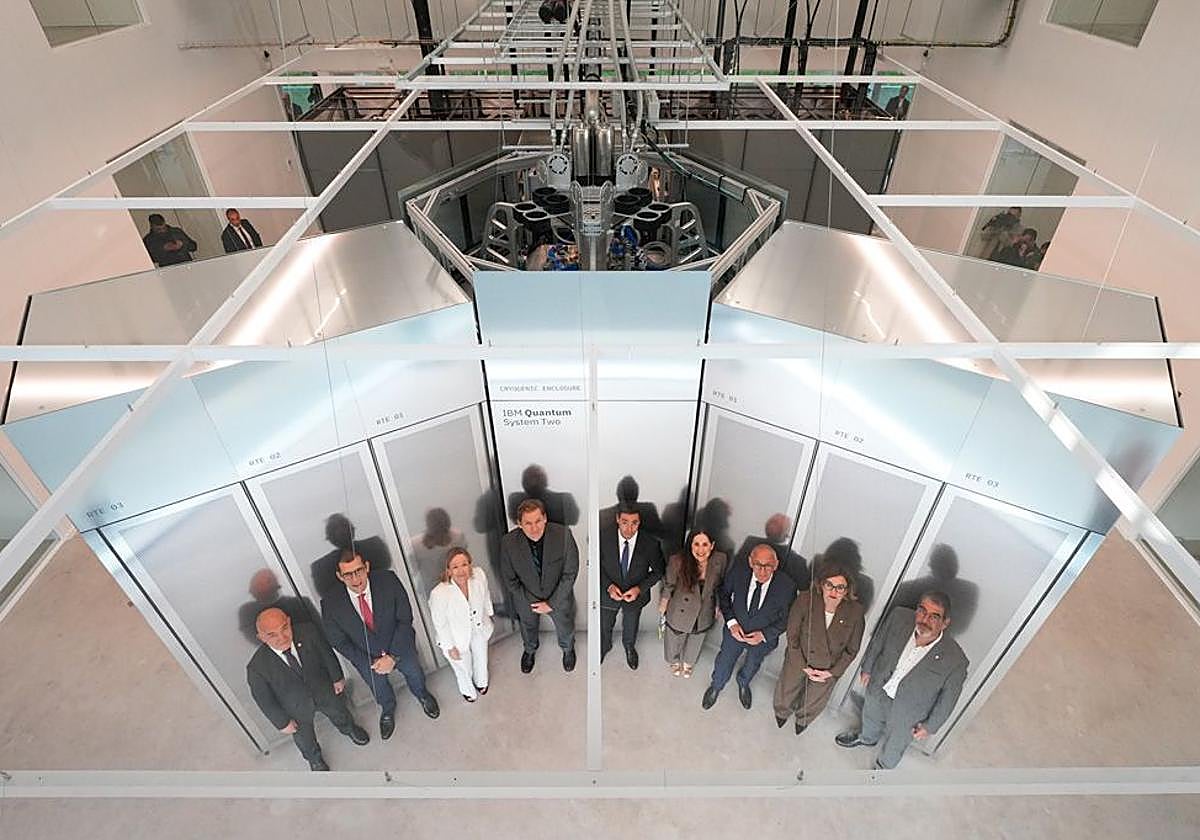 El lehendakari, Imanol Pradales, y el vicepresidente de IBM Quantum, Jay Gambetta, y autoridades, junto al IBM Quantum System Two.
