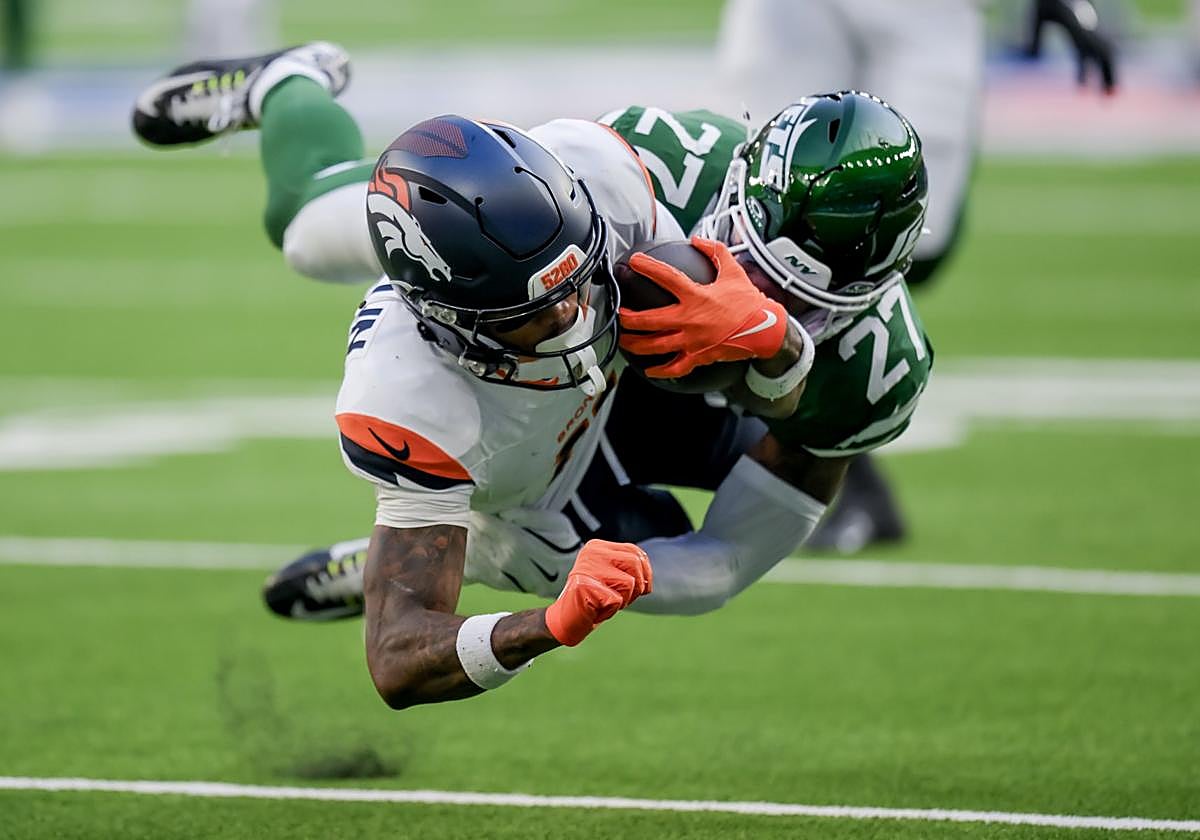 Franklin (Broncos) es placado por Moore(Jets) en el partido jugado este fin desemana en Londres.