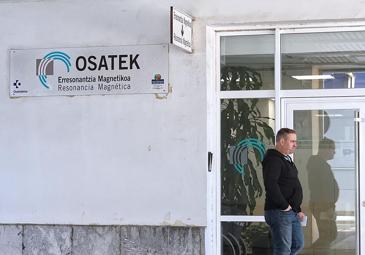 Una mujer pasa frente a la sede de la sociedad pública Osatek en el Hospital Donostia.
