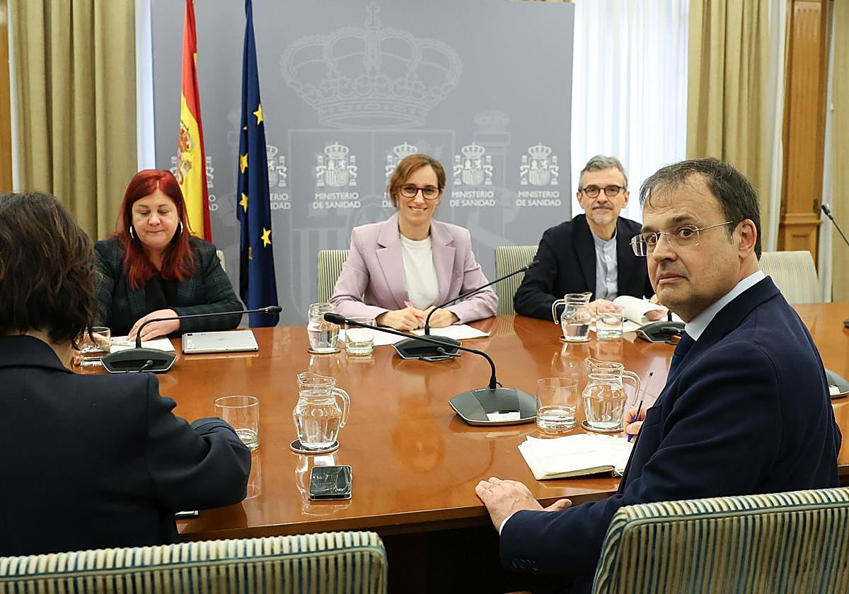 El consejero de Salud y la ministra de Sanidad, durante una reunión mantenida en Madrid.