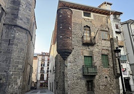 Lasao Etxea, situado junto a la parroquia.