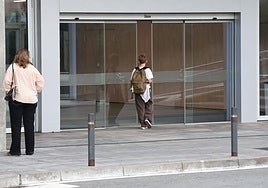 Un menor entra a un colegio de Donostia donde este miércoles se funciona con servicios mínimos.
