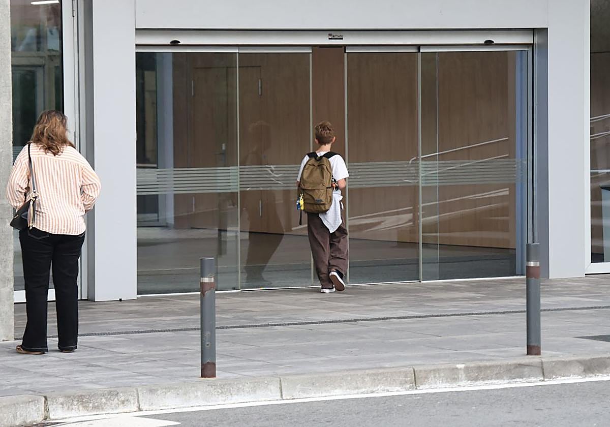 Un menor entra a un colegio de Donostia donde este miércoles se funciona con servicios mínimos.
