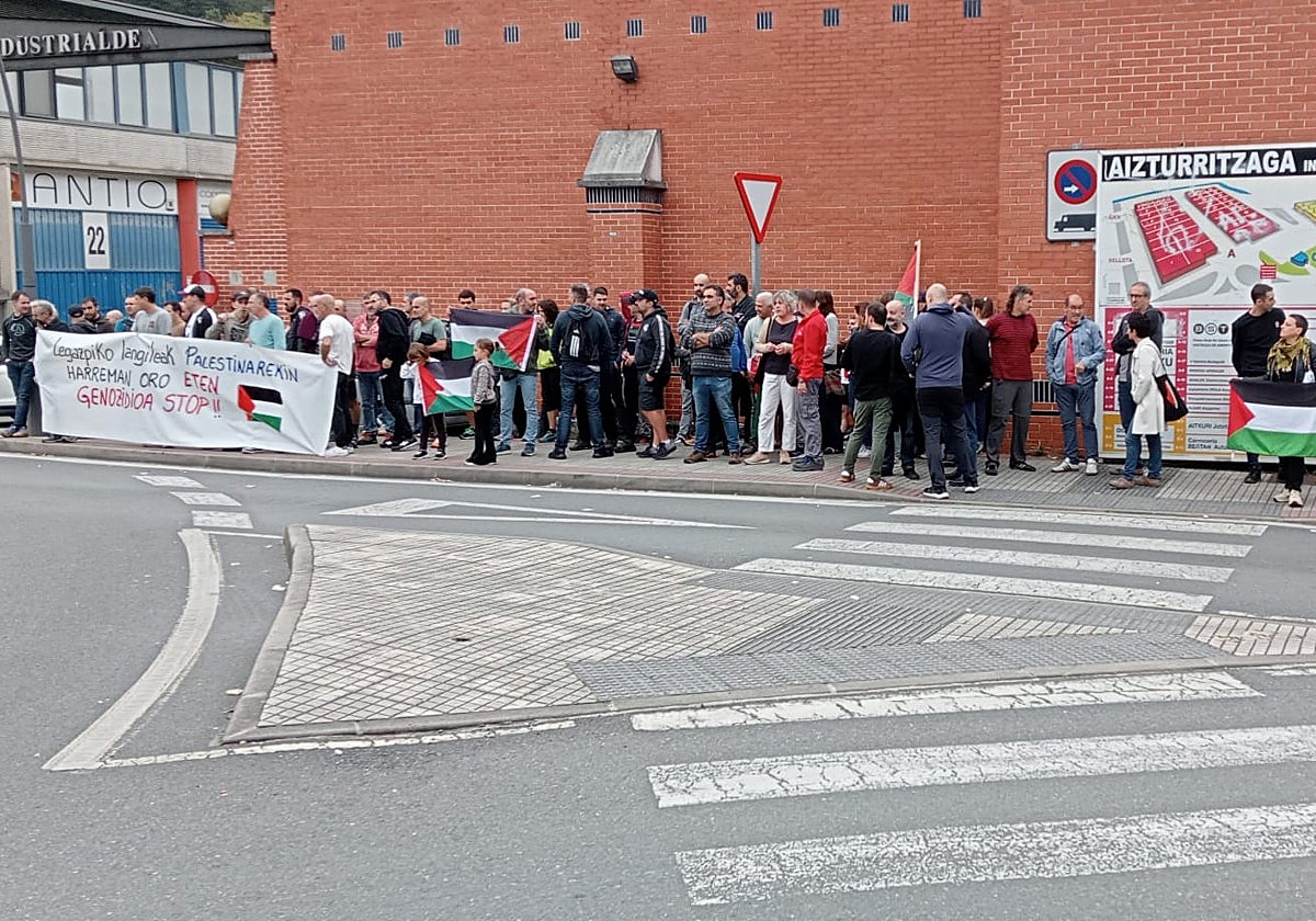Imagen de la concentración desarrollada a las 11.15 horas de este miércoles por los trabajadores en la Industrialdea legazpiarra.
