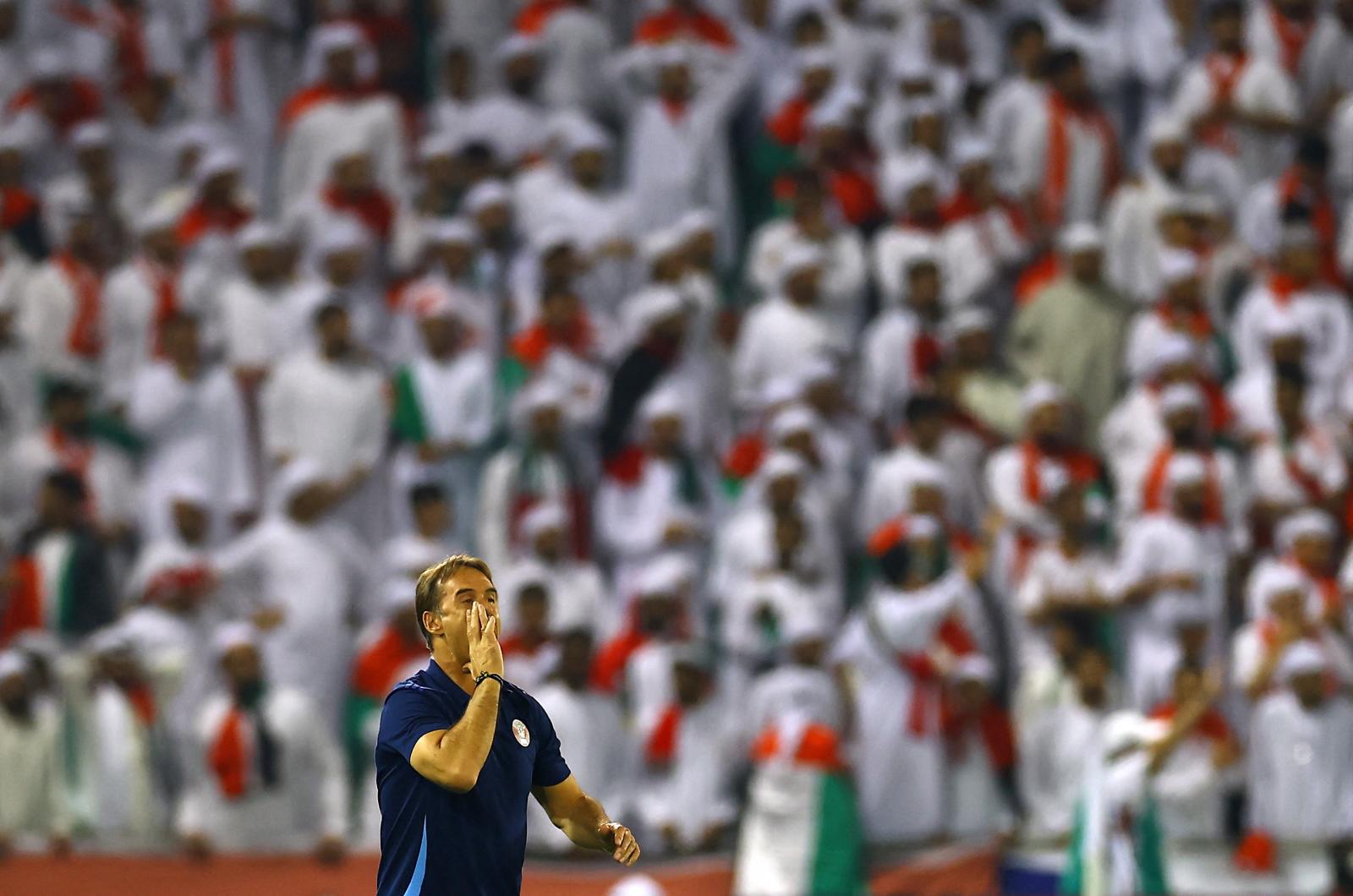 opetegui da instrucciones en un lance del encuentro entre Catar y Emiratos Árabes Unidos