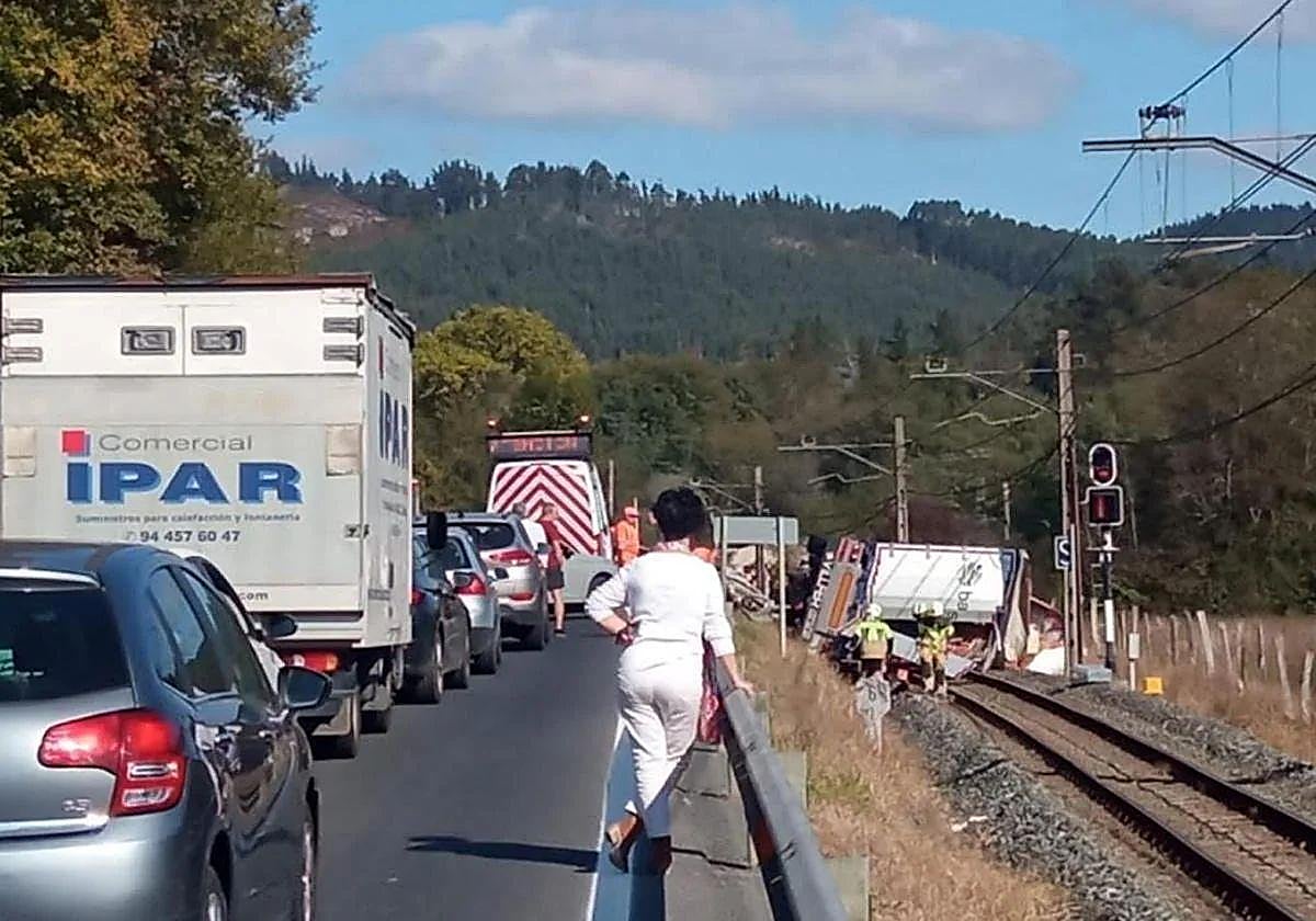 Muere un camionero tras caer su vehículo a las vías del tren en Bizkaia