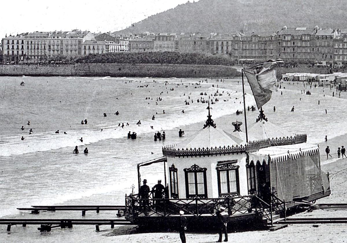 1887-1893. Caseta real blanca, móvil, con forma de quiosco de jardín, traída de Ferrol.