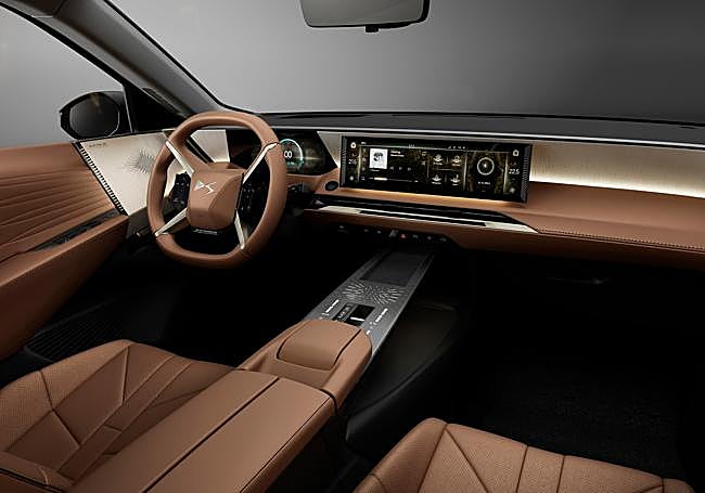 Un salpicadero de dos niveles integra una pantalla de 10,25 pulgadas para el cuadro de instrumentos digital, y otra de 16« para la información