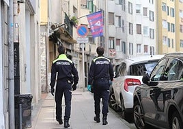 Dos agentes municipales patrullan por una calle de Eibar, en una imagen de archivo.