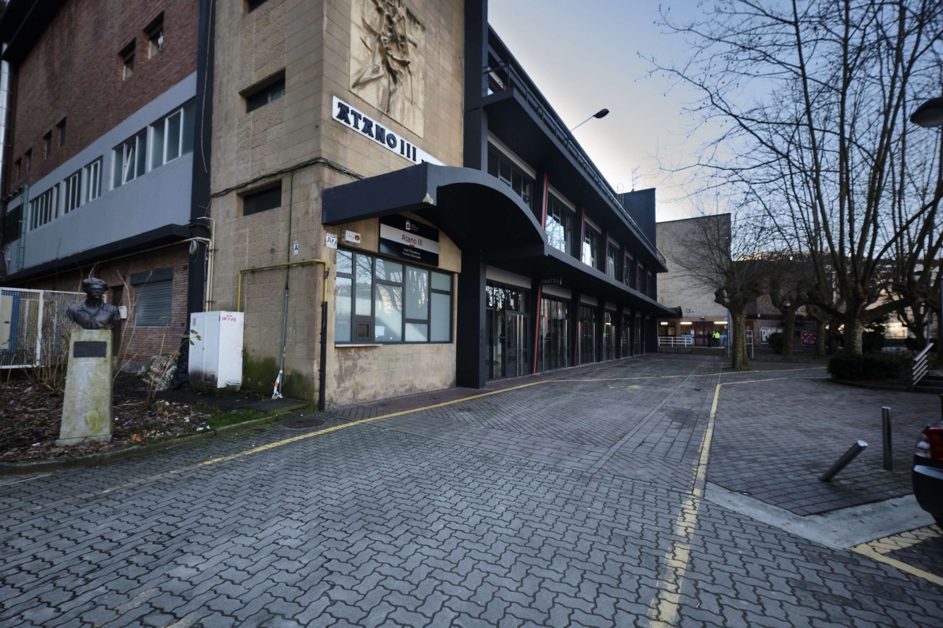 Una imagen del exterior del frontón Atano III.