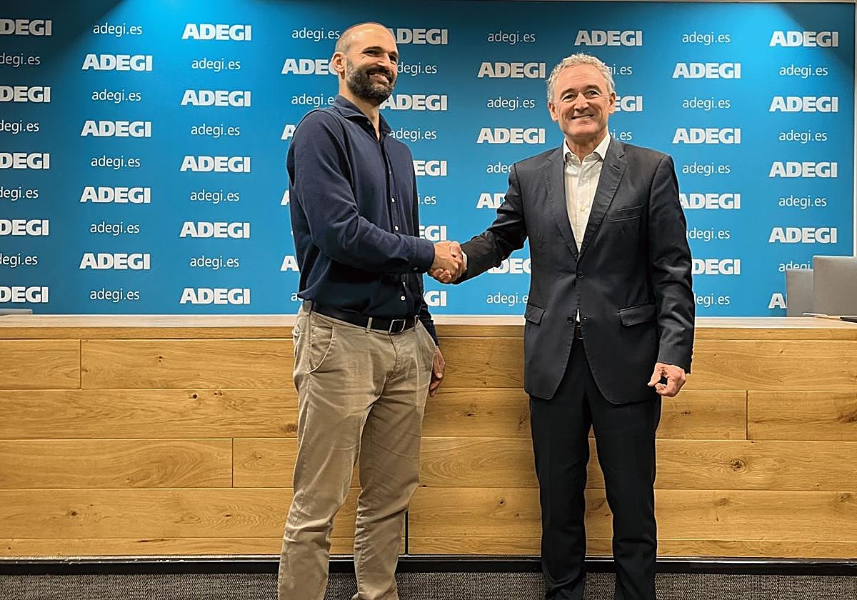Gipuzkoa Basket y Adegi sellan el acuerdo de colaboración.