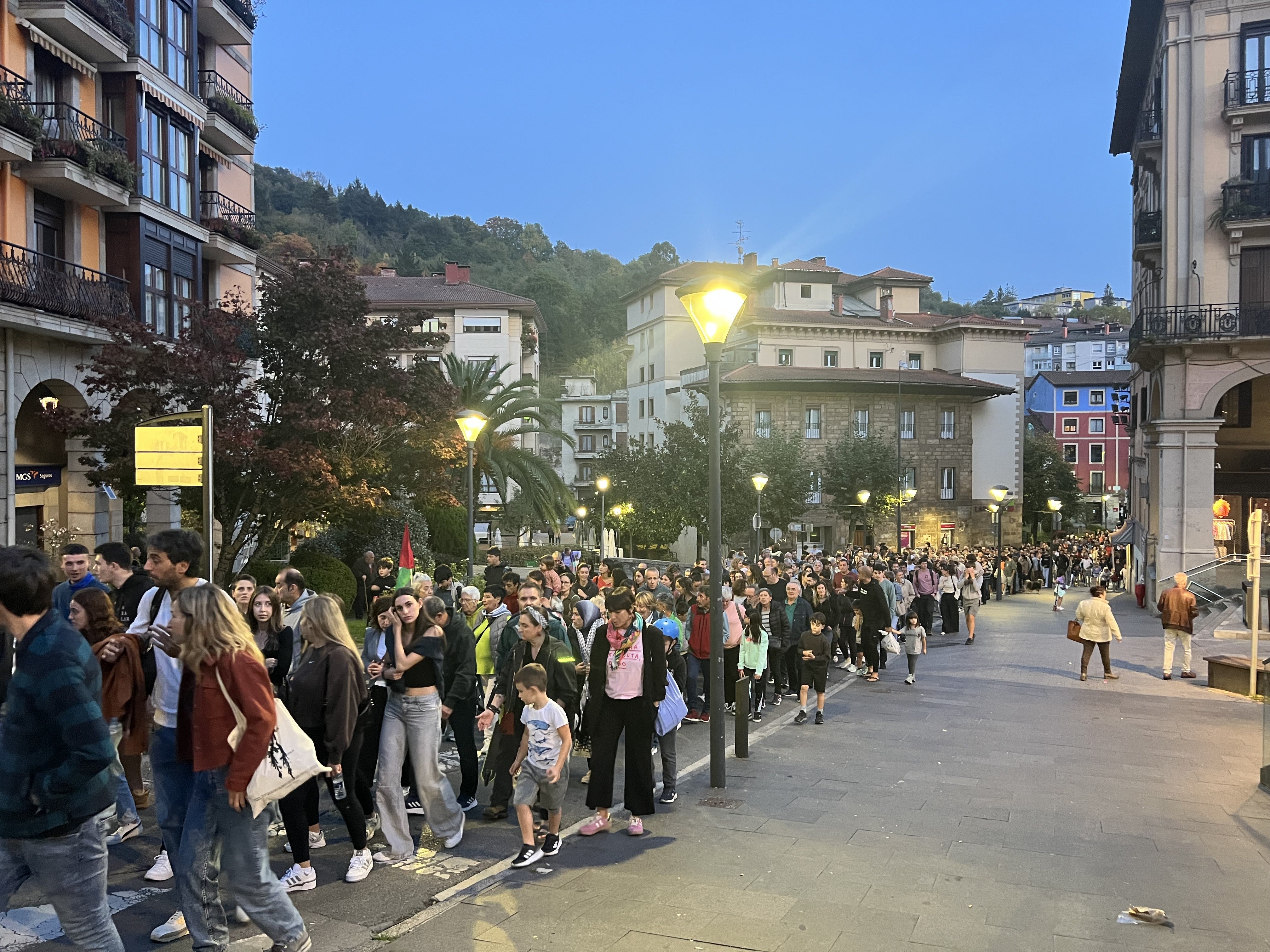 Zumarraga y Urretxu han formado una enorme manifestación en apoyo al pueblo palestino