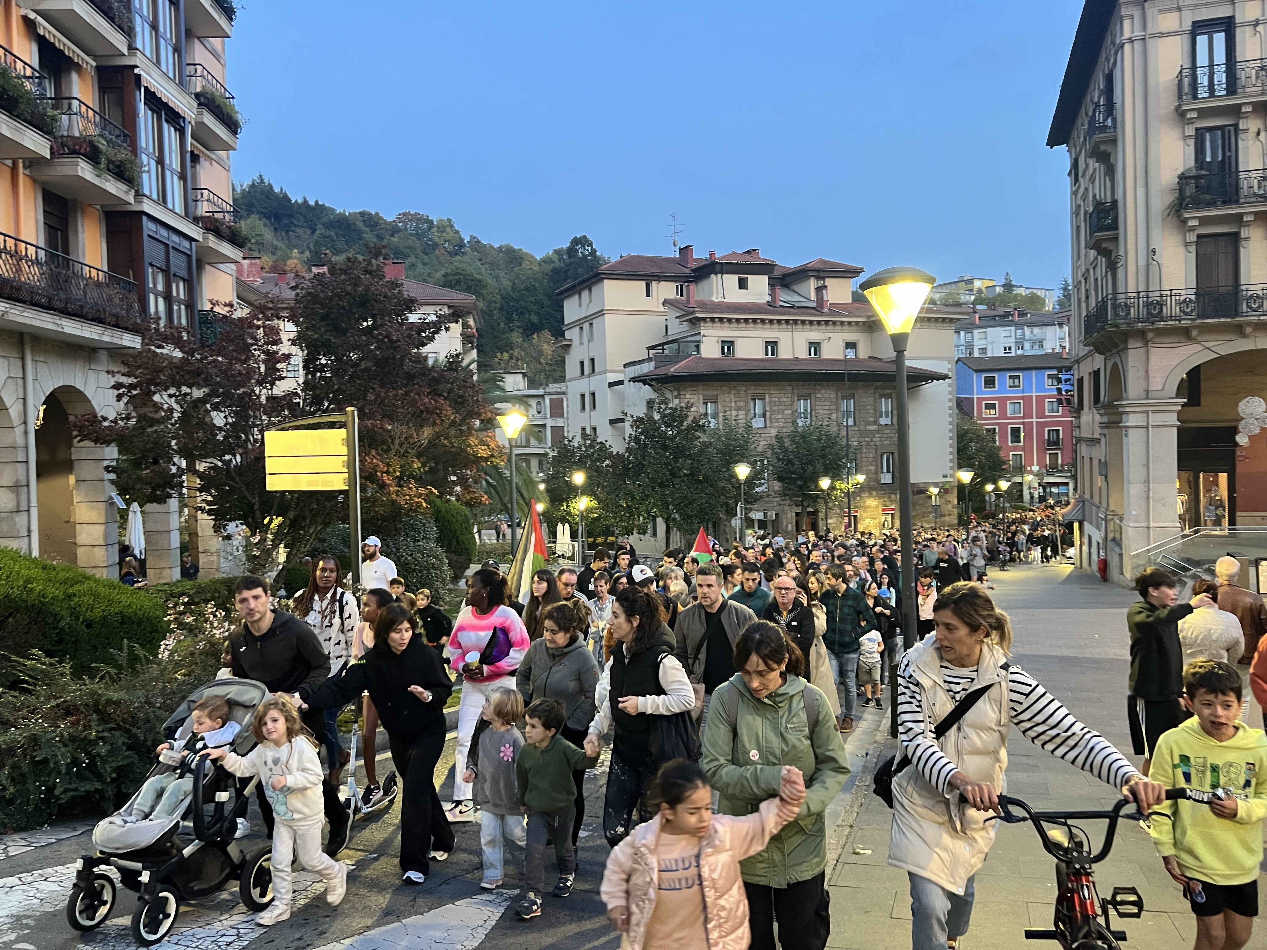 Zumarraga y Urretxu han formado una enorme manifestación en apoyo al pueblo palestino