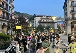 Una multitudinaria marea de gente ha emprendido la marcha desde la plaza Areizaga-Kalebarren