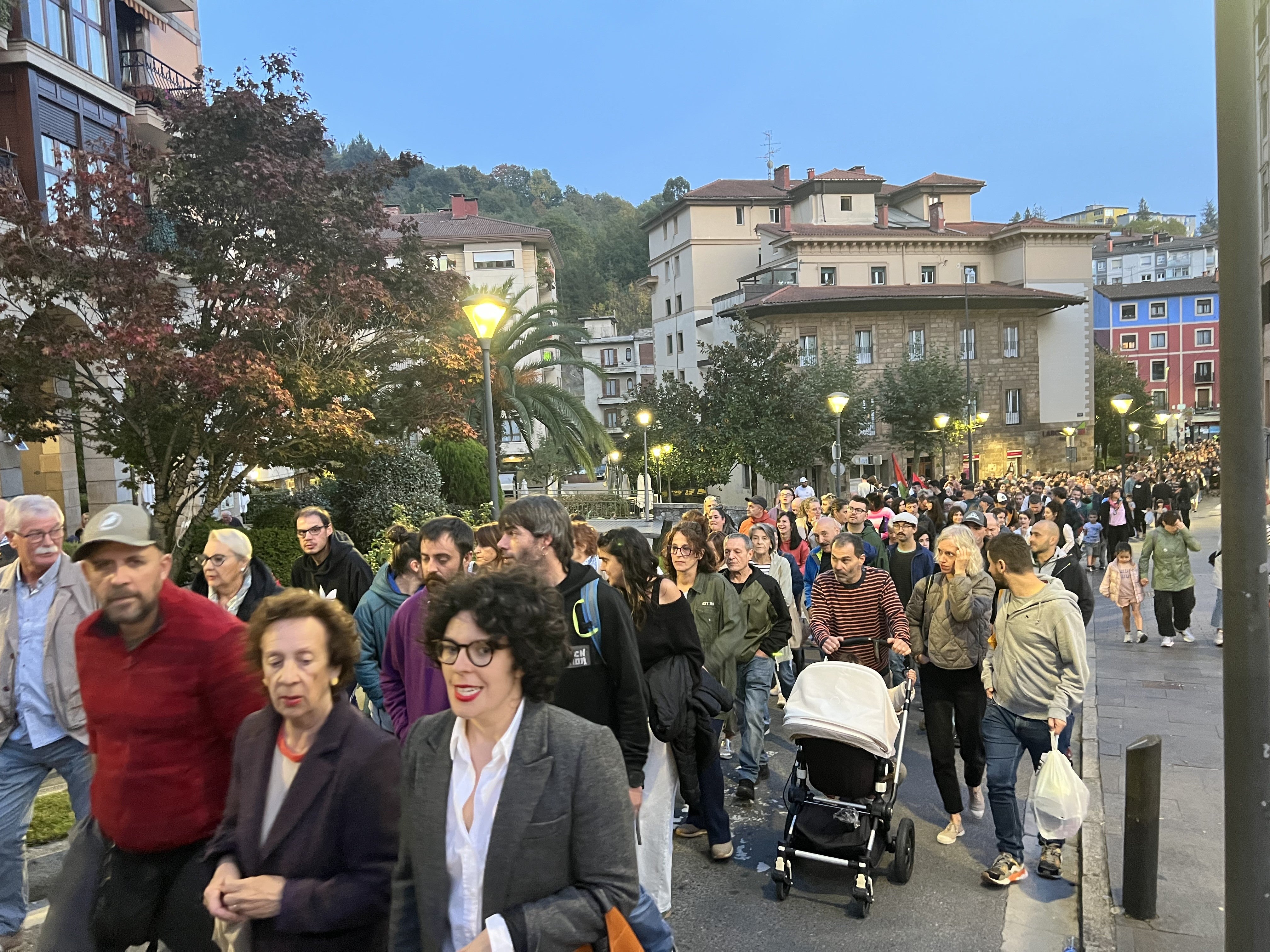 Zumarraga y Urretxu han formado una enorme manifestación en apoyo al pueblo palestino