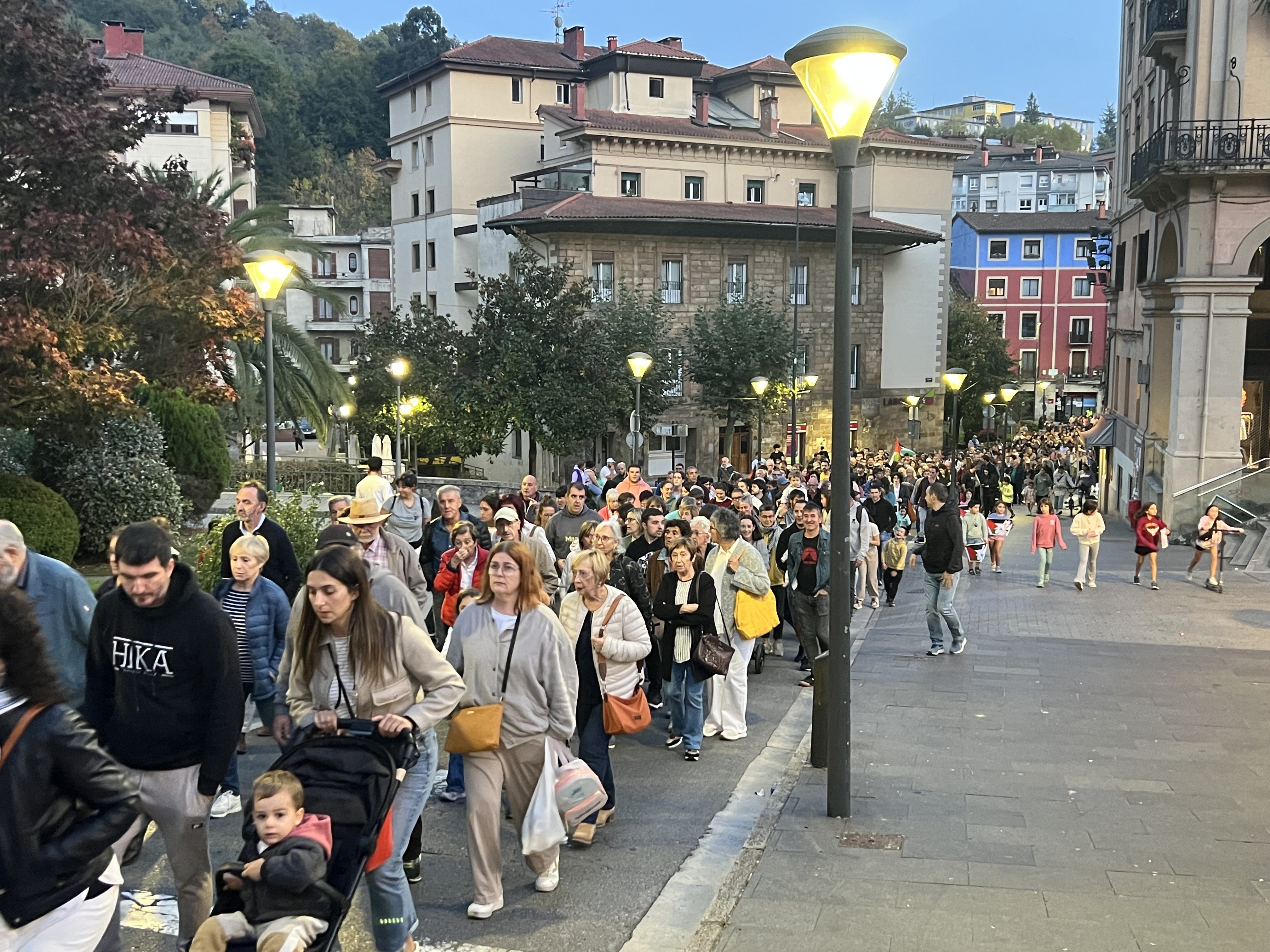 Zumarraga y Urretxu han formado una enorme manifestación en apoyo al pueblo palestino