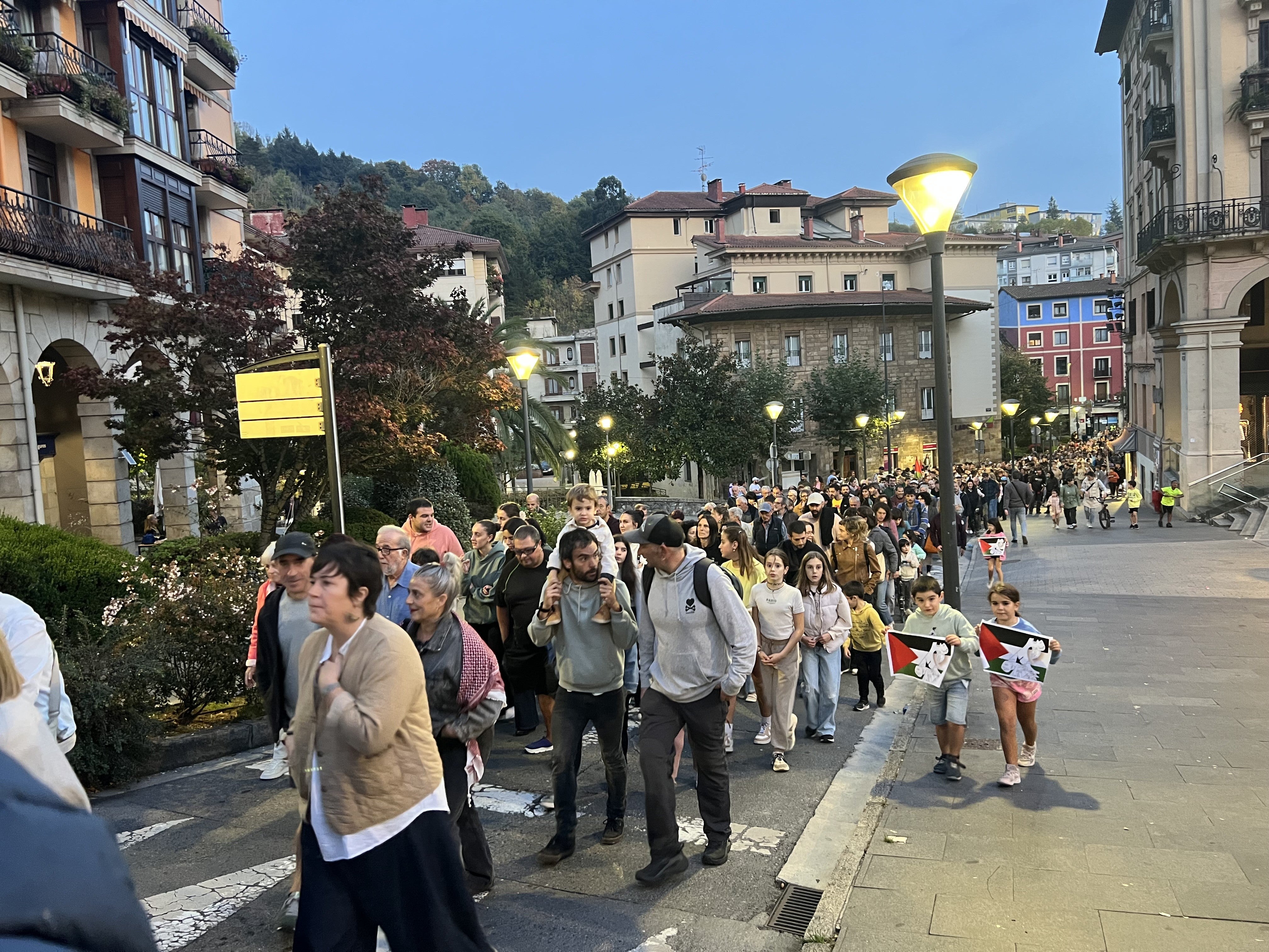 Zumarraga y Urretxu han formado una enorme manifestación en apoyo al pueblo palestino