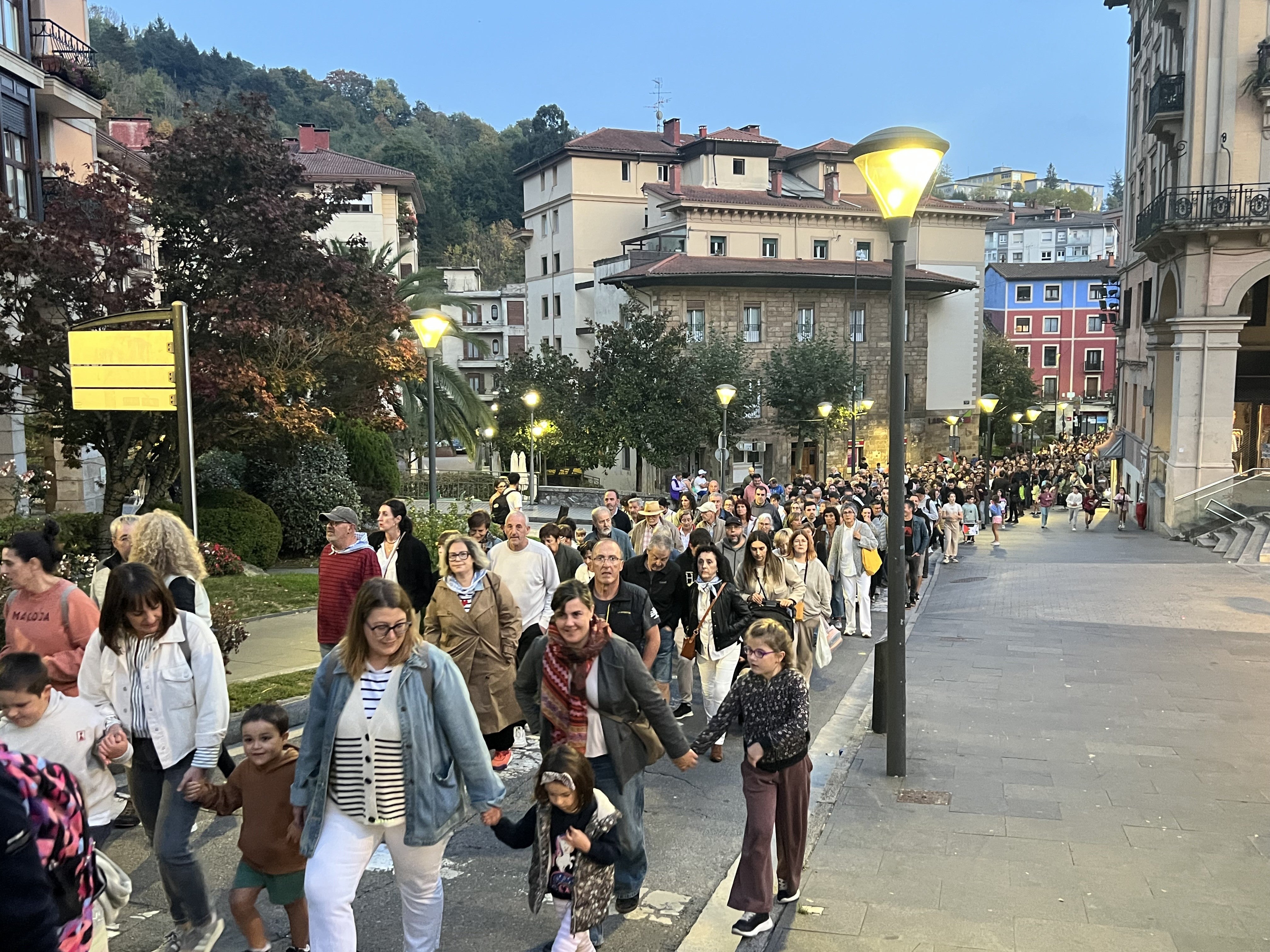 Zumarraga y Urretxu han formado una enorme manifestación en apoyo al pueblo palestino