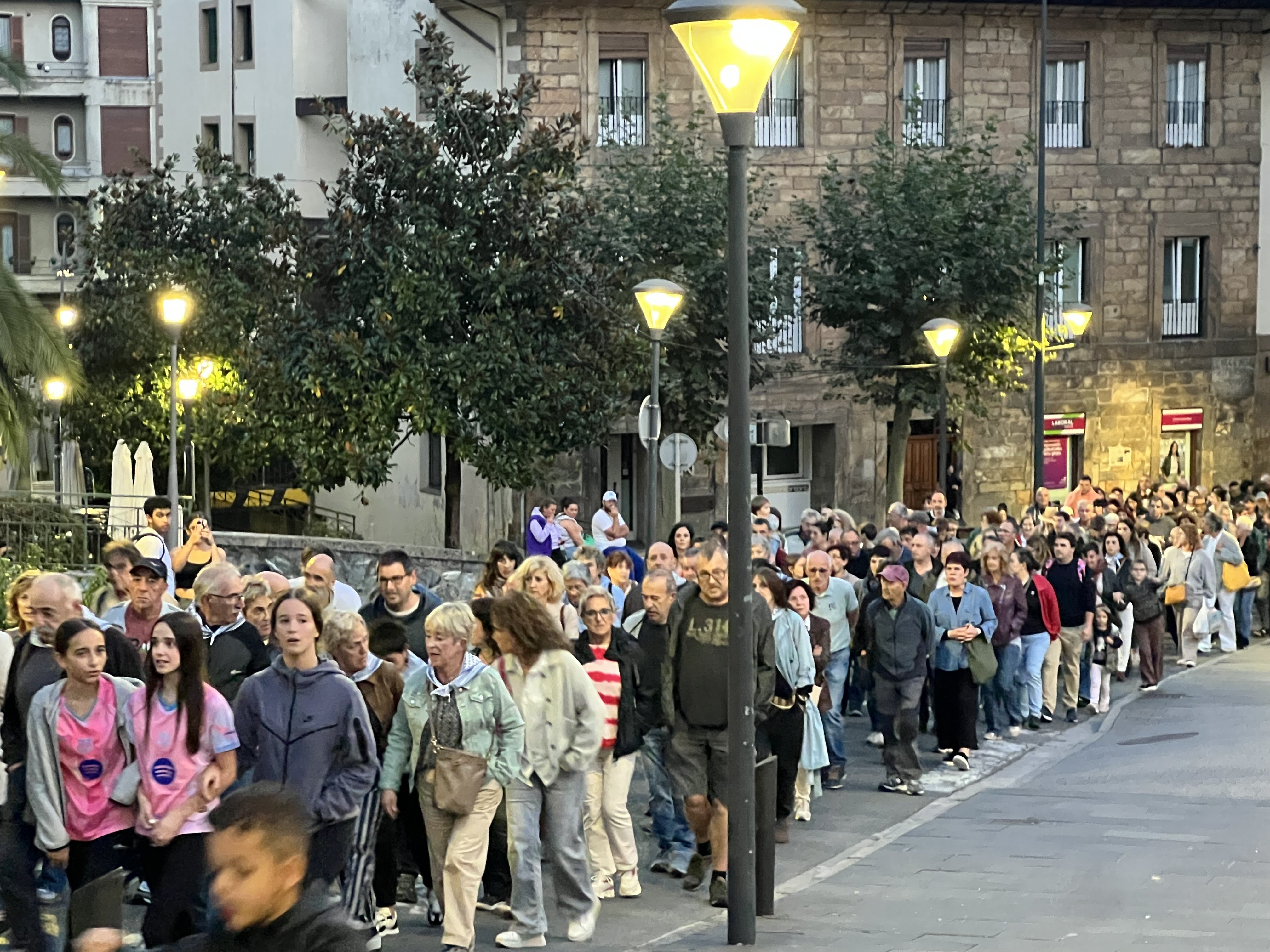 Zumarraga y Urretxu han formado una enorme manifestación en apoyo al pueblo palestino