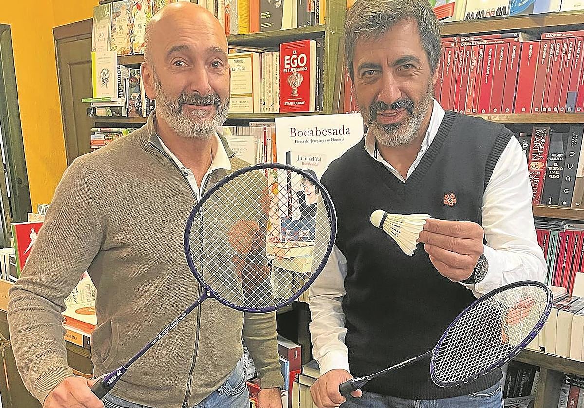 Juan del Val, en San Sebastián posando con Andoni Azurmendi en la librería Donosti.