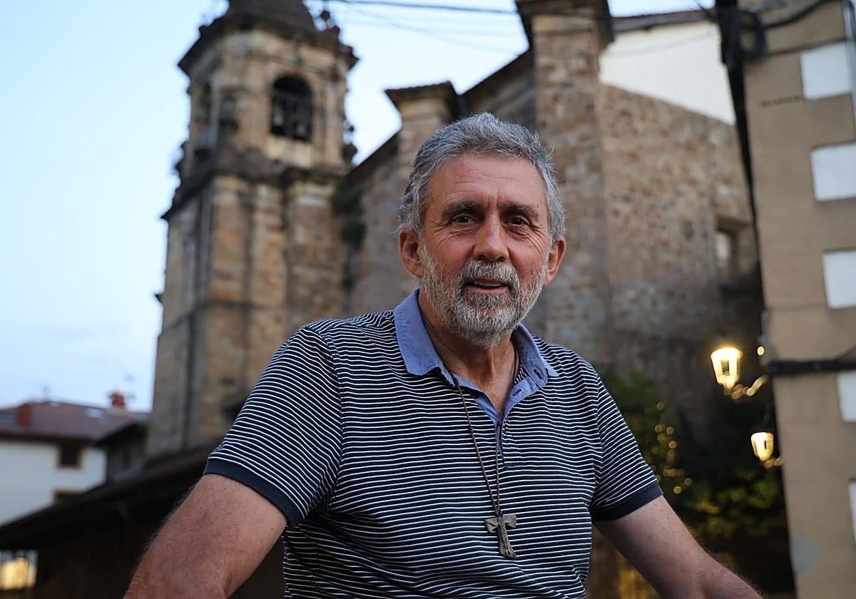 El misionero navarro Txarli Azkona posa frente a la parroquia de Ordizia.