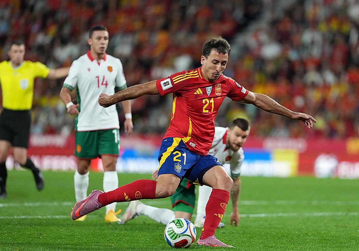 Mikel Oyarzabal lanza el balón a portería durante el España - Bulgaria de este martes.