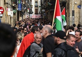 Concentración en las calles de la Parte Vieja de Donostia en favor del pueblo palestino.