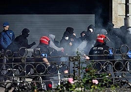 Cargas de la Ertzaintza el pasado domingo en la contramanifestación de la Falange.