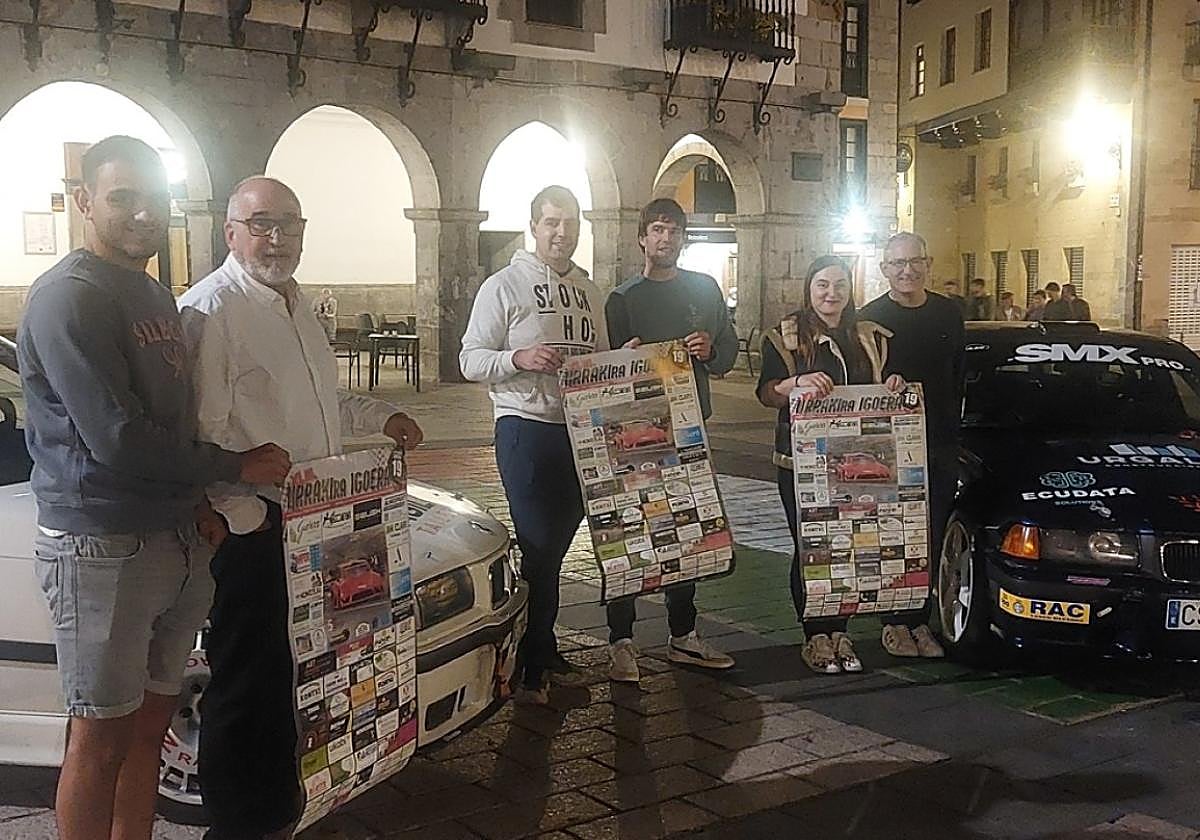 Representantes de Bosteko eskudería, Federación y Ayuntamiento junto a los pilotos Maria Aranbarri y Iokin Agirre.