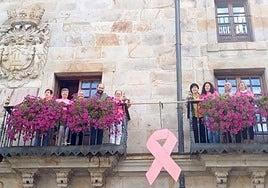 El lazo rosa del cáncer de mama ya luce en la balconada municipal.